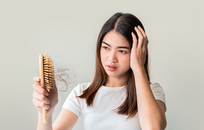 Почему после COVID-19 выпадают волосы и как это остановить?